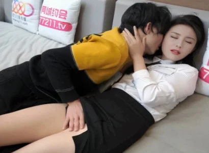 Cô nhân viên văn phòng bí mật nện với sếp vì tiền