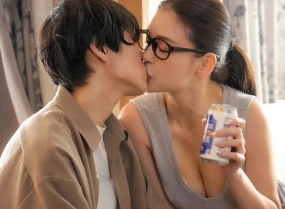 Anh chàng vừa mất người yêu vì bị cắm sừng được chị hàng xóm an ủi và quan tâm