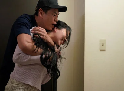 Nữ ca sĩ bị kẻ cuồng nhiệt cưỡng hiếp vì dung mạo đắm say lòng người
