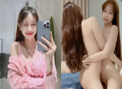 Cặp đôi bạn thân là Lâm Thái Vy và bạn của cô ấy móc bím ngay trong buổi livestream