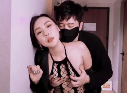 Phu nhân bán thân cho sếp để trả nợ cho chồng